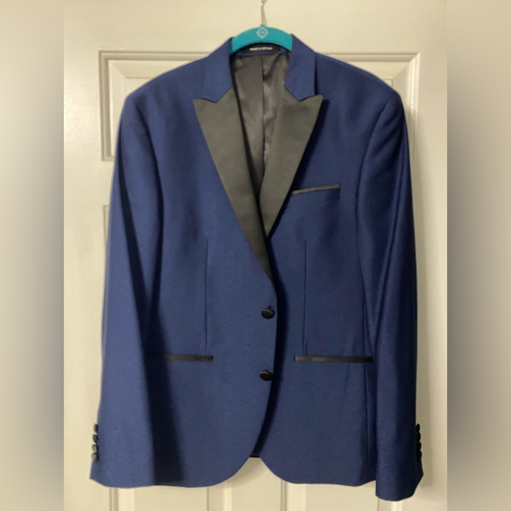 Kenneth Cole, slim fit sports coat (loose buttons)